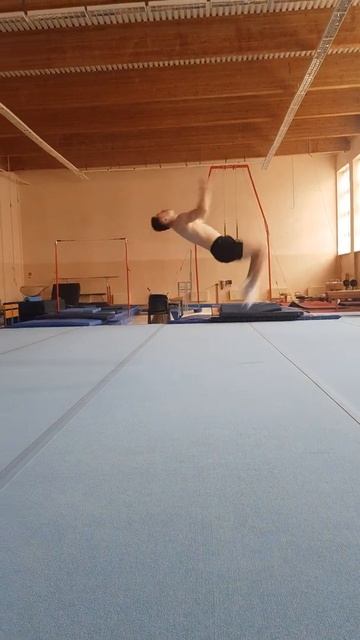 Беляков Артур делает сальто в поперечный шпагат смотреть онлайн