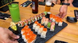 Японец пробует РОЛЛЫ суши и сашими в Турции. Сравниваем японский и турецкий суши ресторан!