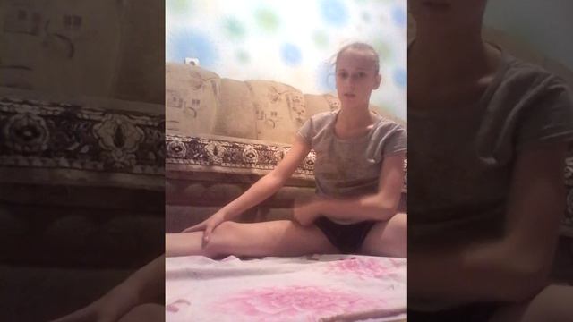 Учимся садиться на шпагат))) смотреть онлайн
