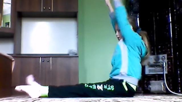 Як научитися стати на шпагат /звонок по телефону я упала смотреть онлайн