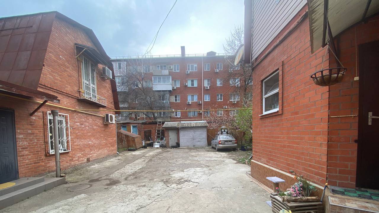 Продается квартира в Историческом центре г. Краснодар.
Купеческий дом с высокими потолками.