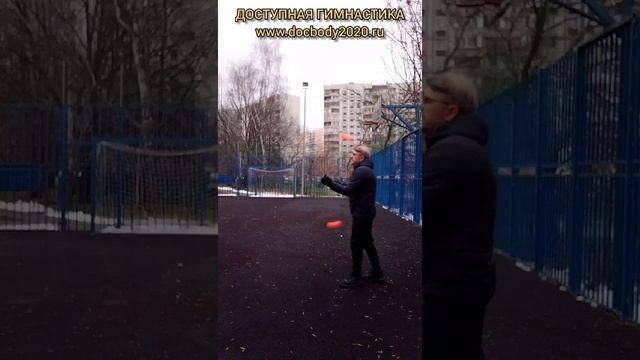 Упражнения с тренировочными поями зимой на игровой площадке (18)