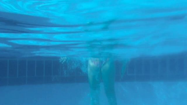 Шпагат под водой и другие фигуры? Легко! смотреть онлайн