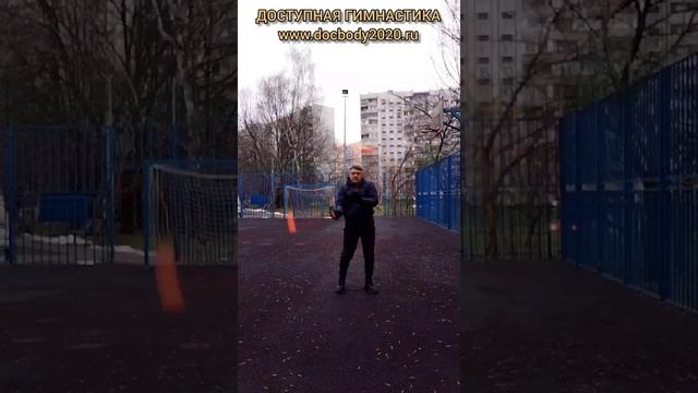 Упражнения с тренировочными поями зимой на игровой площадке (9)