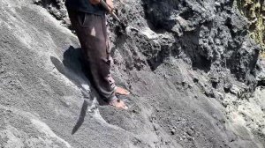 Строительство, шахтёры копают чёрный песок