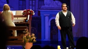 Олег Полпудин исполняет "Карузо". Орган — Олеся Кравченко.