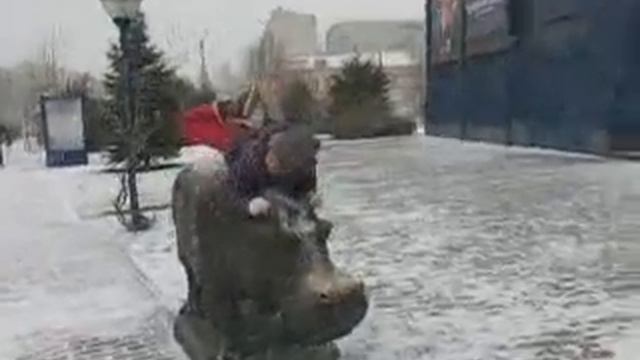 Полина,еще одна девочка и скользкий бегемот Церетели смотреть онлайн