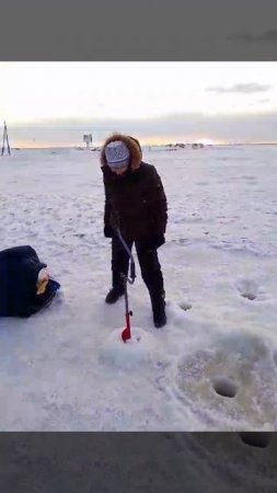 Снова на рыбалку, бурим лёд. Сахалин.