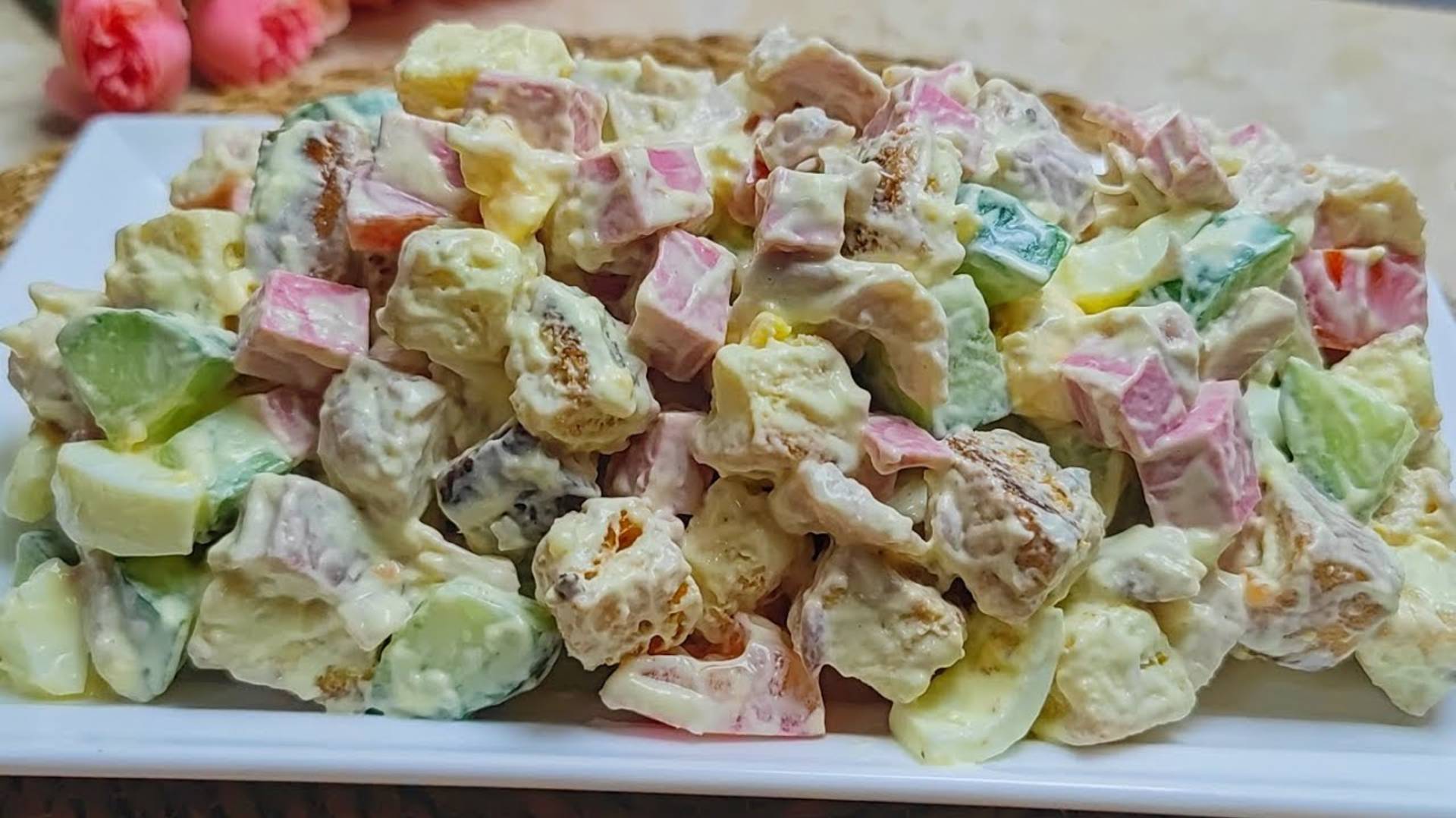 Простые рецепты.Салат с кириешками на праздничный стол.
