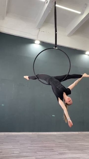 Базовый шпагат на кольце. Подойдёт для любого уровня. Если знаете название, напишите в комментариях смотреть онлайн