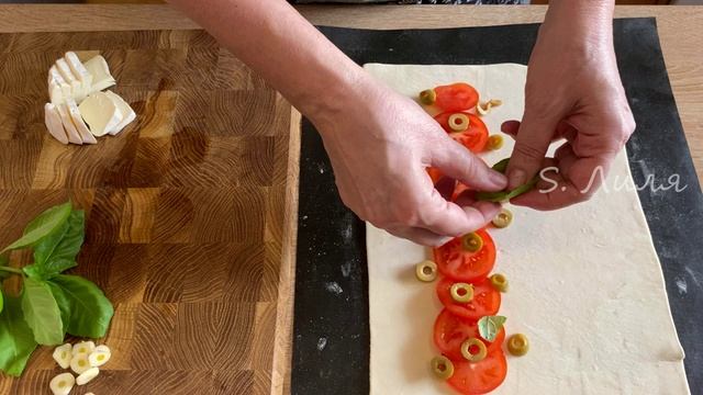 Слойка с сыром бри с итальянским вкусом.