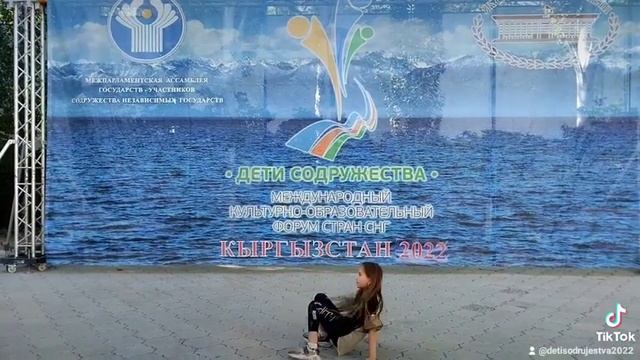 А вам слабо сесть на шпагат и встать на мостик? Для Аделины это легко и просто! смотреть онлайн