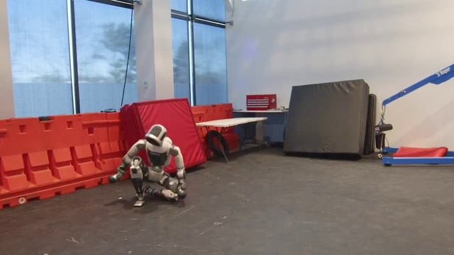 Робот Atlas от Boston Dynamics теперь может вставать на руки и даже танцевать БРЕЙК-ДАНС.