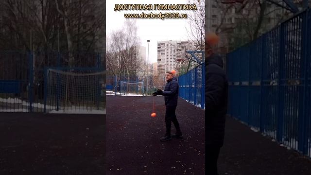 Упражнения с тренировочными поями зимой на игровой площадке (20)