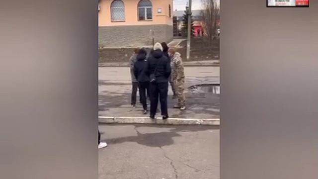 ‼️🇺🇦🏴☠️Военком избил пенсионера в Лозовой Харьковской области