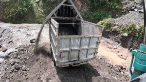 Строительство, экскаватор копает песок