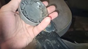 Как снять пластиковую крутилку которая поднимает, опускает спинку передних сидений на Пассате Б3.