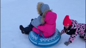 Четыре сестрицы катаются на Кавголовской горе, январь 2023 года