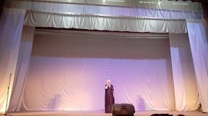 Настоящая певеца поëт очень классно