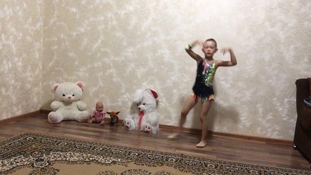 Настя и Ева готовят Риану к ПЕРВЫМ СОРЕВНОВАНИЯМ по гимнастике. Rhythmic gymnastics training смотреть онлайн