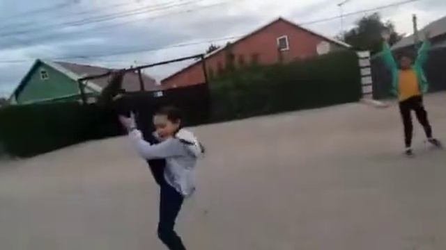 Реакция людей на шпагат😅😅😅)Стыдно конечно девачки😆