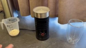 Приготовление капучино в вспенивателе молока Kitfort KT-7110.