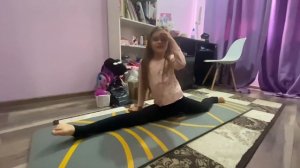 Как сесть на шпагат. Напишите в коменты снимать подобные видео?