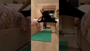 Как быстро сесть на шпагат.