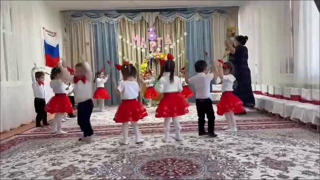 Игра с шарами 
Вторая младшая группа смотреть онлайн