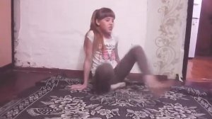 Делаем растяжку ,чтобы сесть на шпагат !