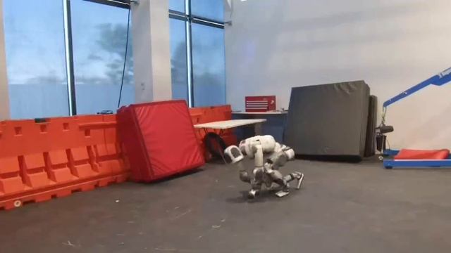 Boston Dynamics показала, насколько «человечно» двигается её новый робот Atlas.