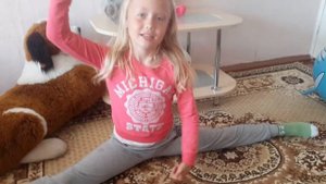 Моя подруга гимнастка учился садится на шпагат я гимнастка?,!! Серёз