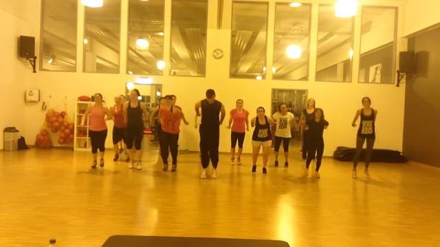 Jodson Ambroso - Chammak Challo - Zumba Fitness смотреть онлайн