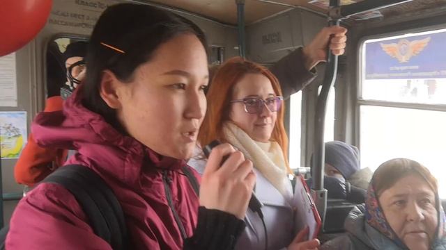 читающий троллейбус в Рязани 2019 - студентка из Монголии