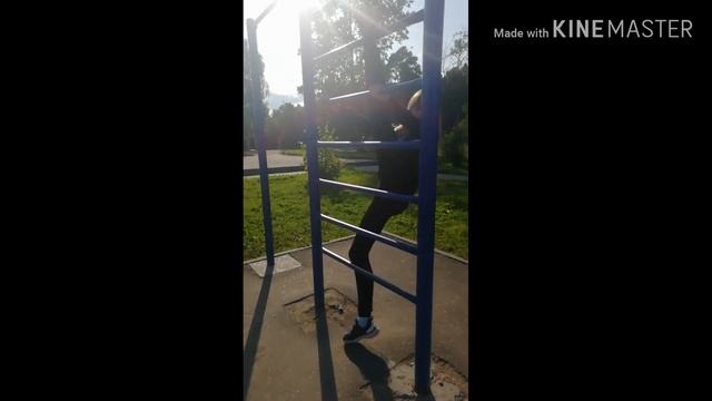 Растянула ноги что бы сесть на шпагат 🖤 смотреть онлайн