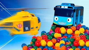 Маленький автобус Тайо и друзья машинки — Играем в бассейне с шариками — Спасательный вертолет