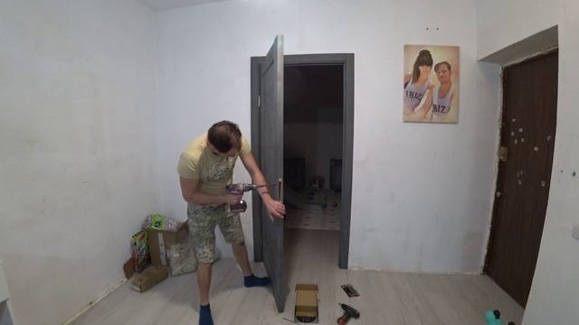 РЕМОНТ В ПРИХОЖЕЙ УСТАНОВИЛ РУЧКИ НА ДВЕРИ ДОЖДЬ НЕ ДАЕТ РАБОТАТЬ