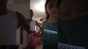 Тренировка, учимся делать шпагат 1 день,с сестрой)