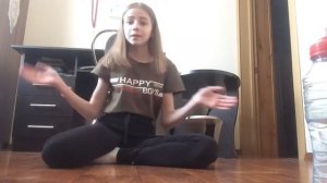 Учу садить на шпагат.