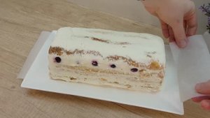 Торт из слоеного теста с вишней .