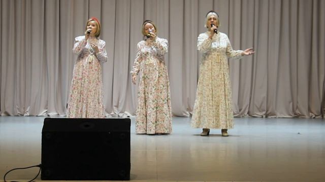 Россия в ситцевом платье анс.  Забава