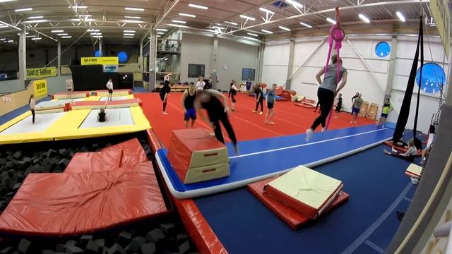 Когда выбесил тренера ))) Сальто боком смотреть онлайн