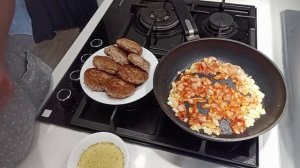 С утра снова на кухне )) Незатейливая подлива к котлетам))