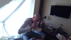 Погром в Номере / Гриша Раздавил Тумбу и Сел НА Шпагат | Перезалив