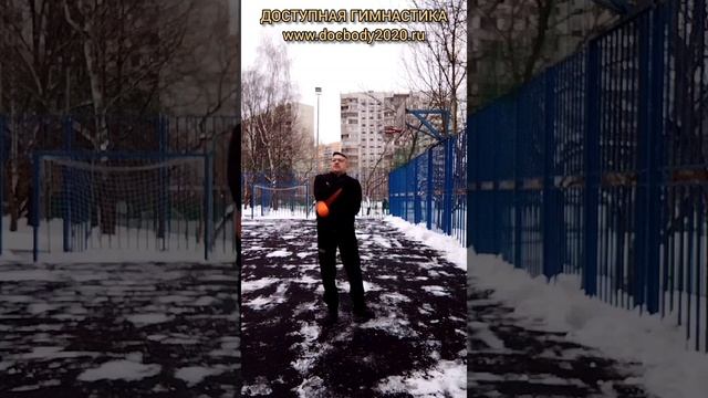 Упражнения с тренировочными поями зимой на игровой площадке (2)