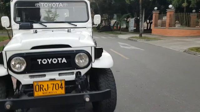 Toyota Fj 40 Corto 4x4 Mec 1975 Impecable смотреть онлайн