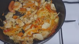 Готовлю гороховое пюре с подливой.