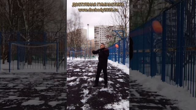 Упражнения с тренировочными поями зимой на игровой площадке (4)