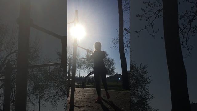 Шпагат в воздухе на перекладине,єлемент рогатка!2019полденс на улице смотреть онлайн