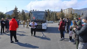 Иван Бакай тянет автобус с людьми. Город Судак. 18 марта 2025